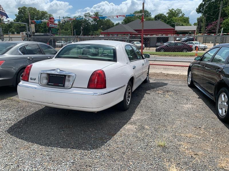 Lincoln Town Car  2001