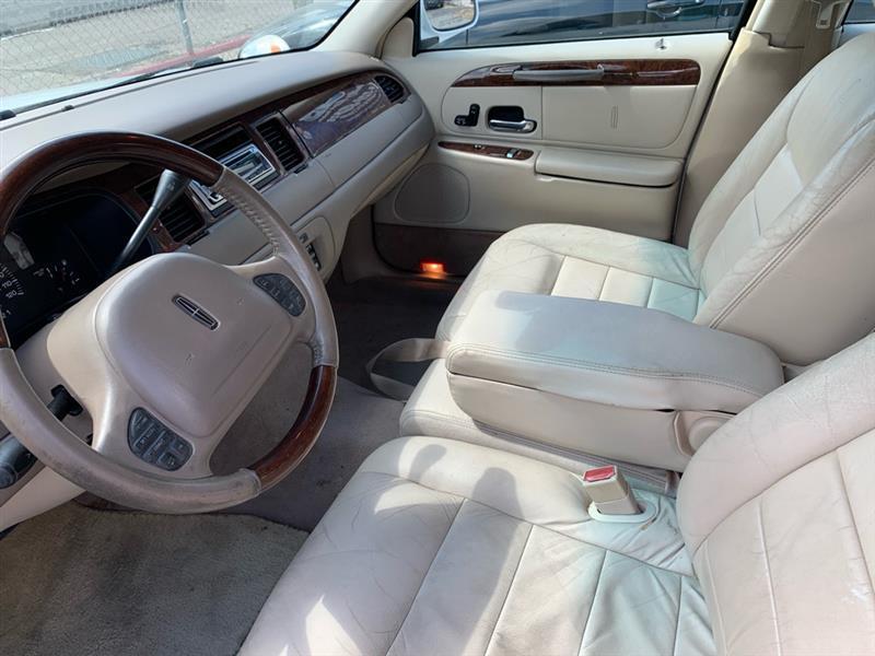 Lincoln Town Car  2001