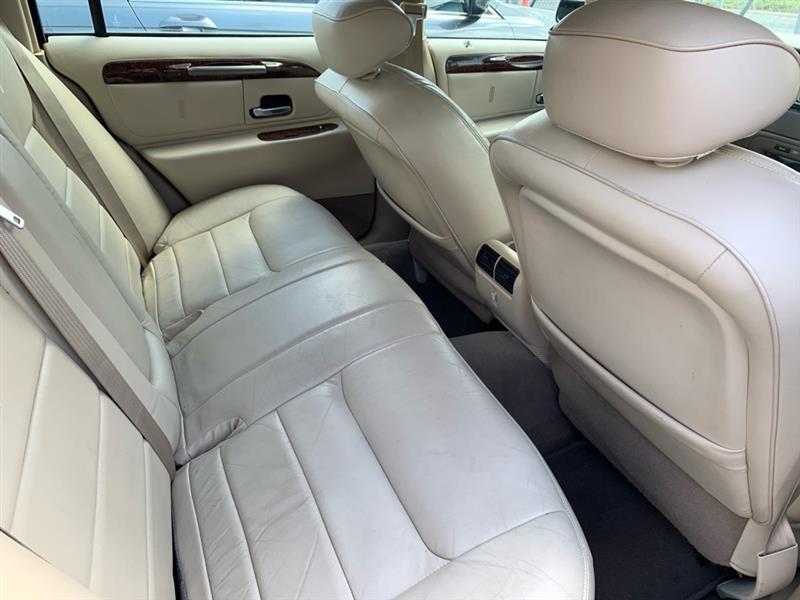 Lincoln Town Car  2001
