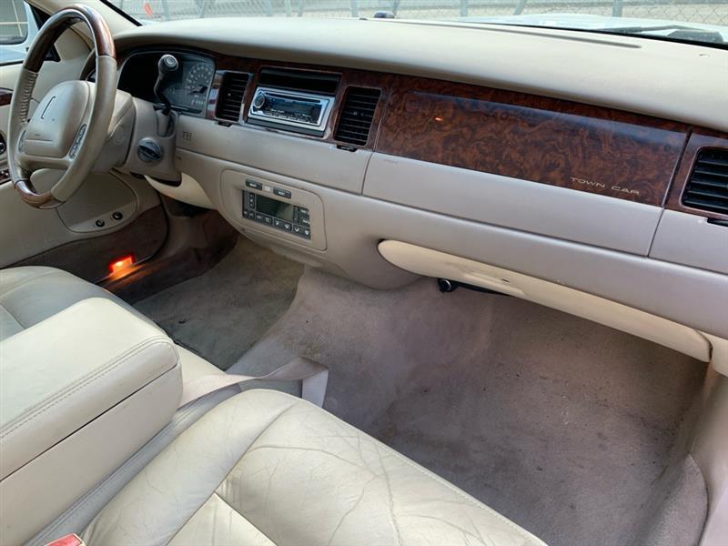 Lincoln Town Car  2001
