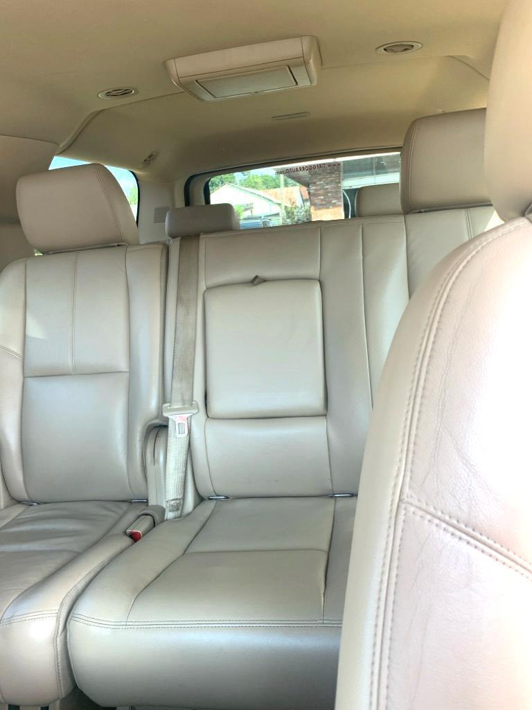 Chevrolet Suburban  2012