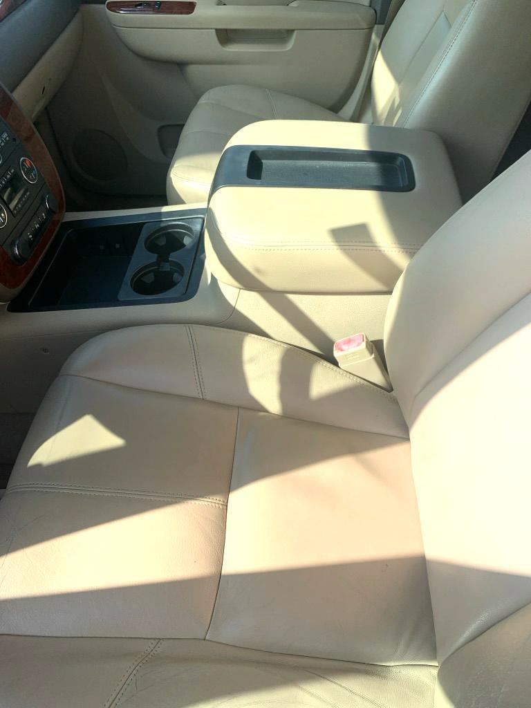 Chevrolet Suburban  2012