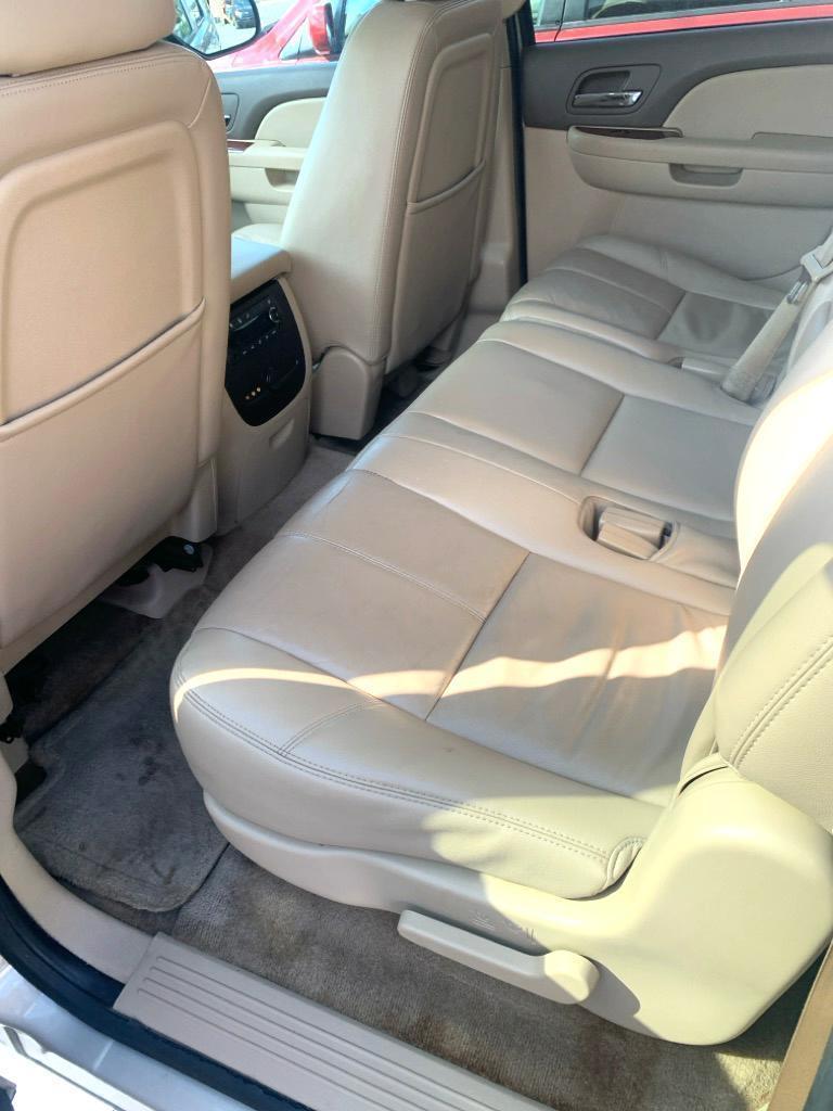 Chevrolet Suburban  2012