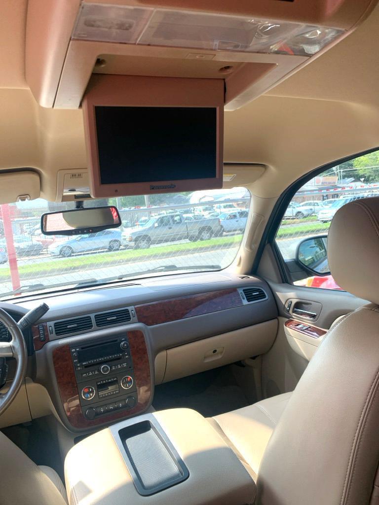 Chevrolet Suburban  2012