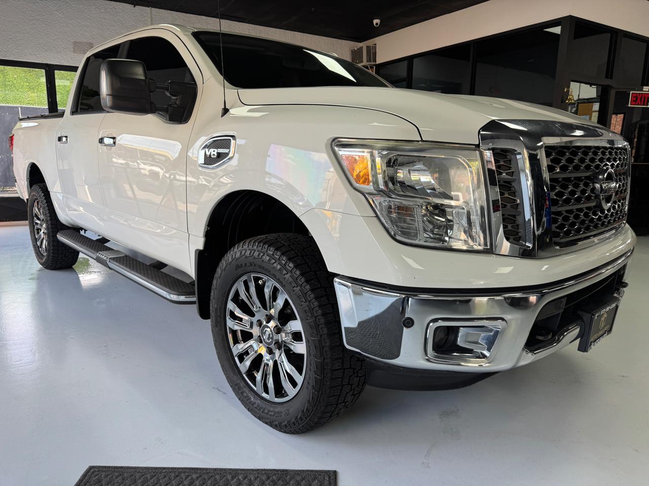2017 Nissan Titan SV 4X4 Crew Cab's photo