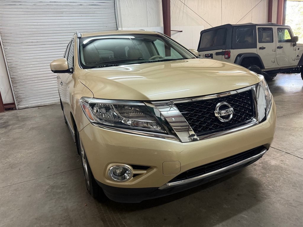 2013 Nissan Pathfinder Platinum photo 2
