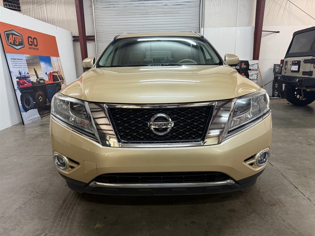 2013 Nissan Pathfinder Platinum photo 3