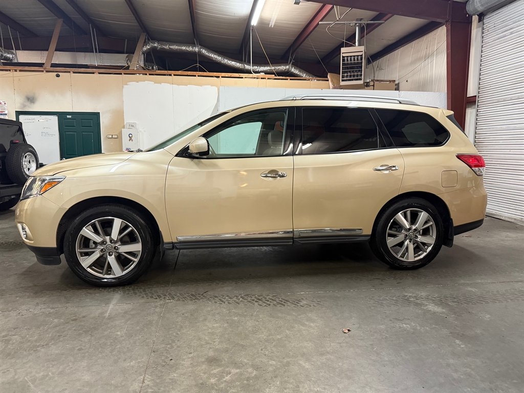 2013 Nissan Pathfinder Platinum photo 5