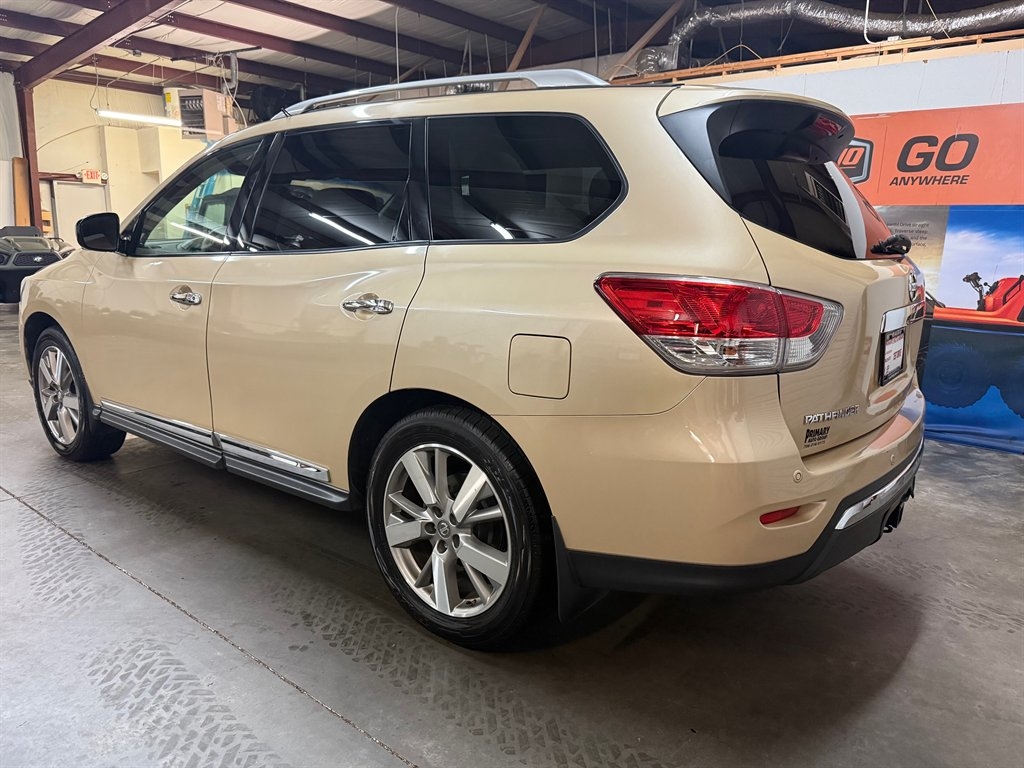 2013 Nissan Pathfinder Platinum photo 6