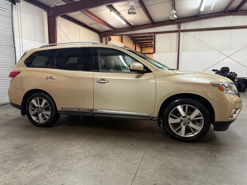 2013 Nissan Pathfinder Platinum photo 10