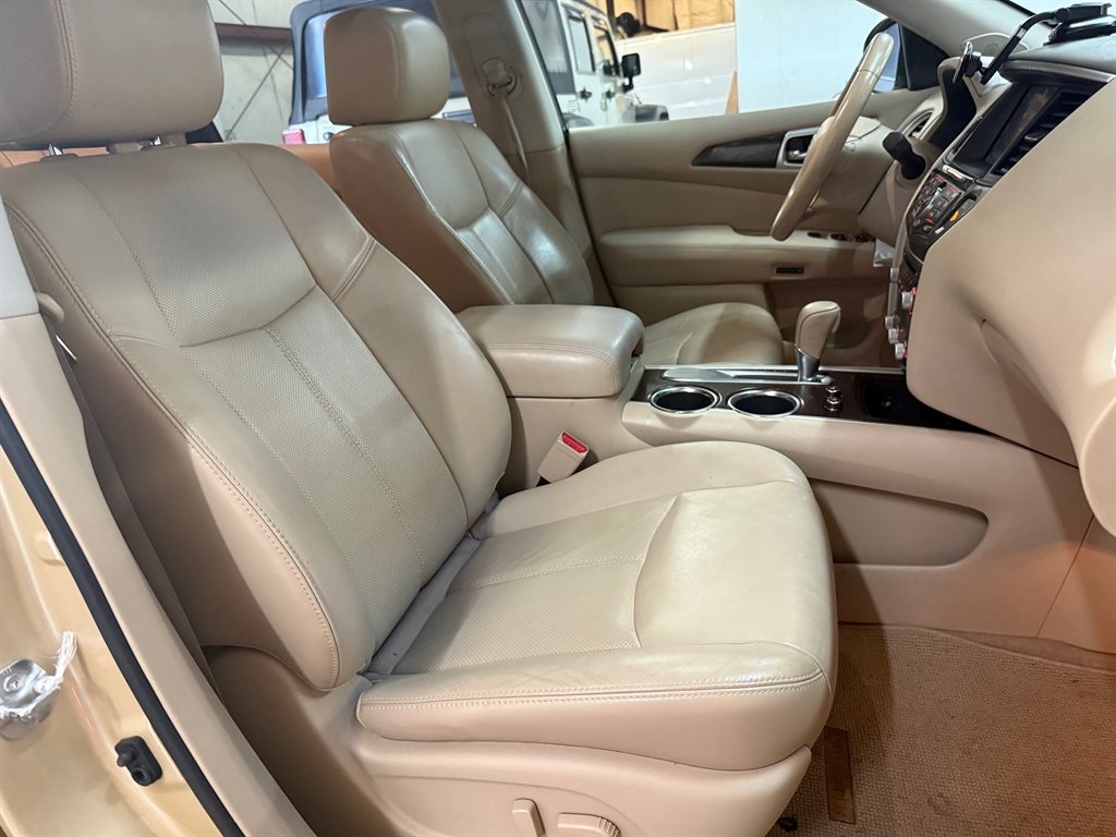 2013 Nissan Pathfinder Platinum photo 19