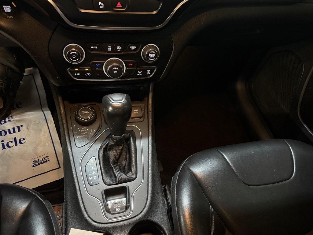2020 Jeep Cherokee Latitude Plus - Photo 17