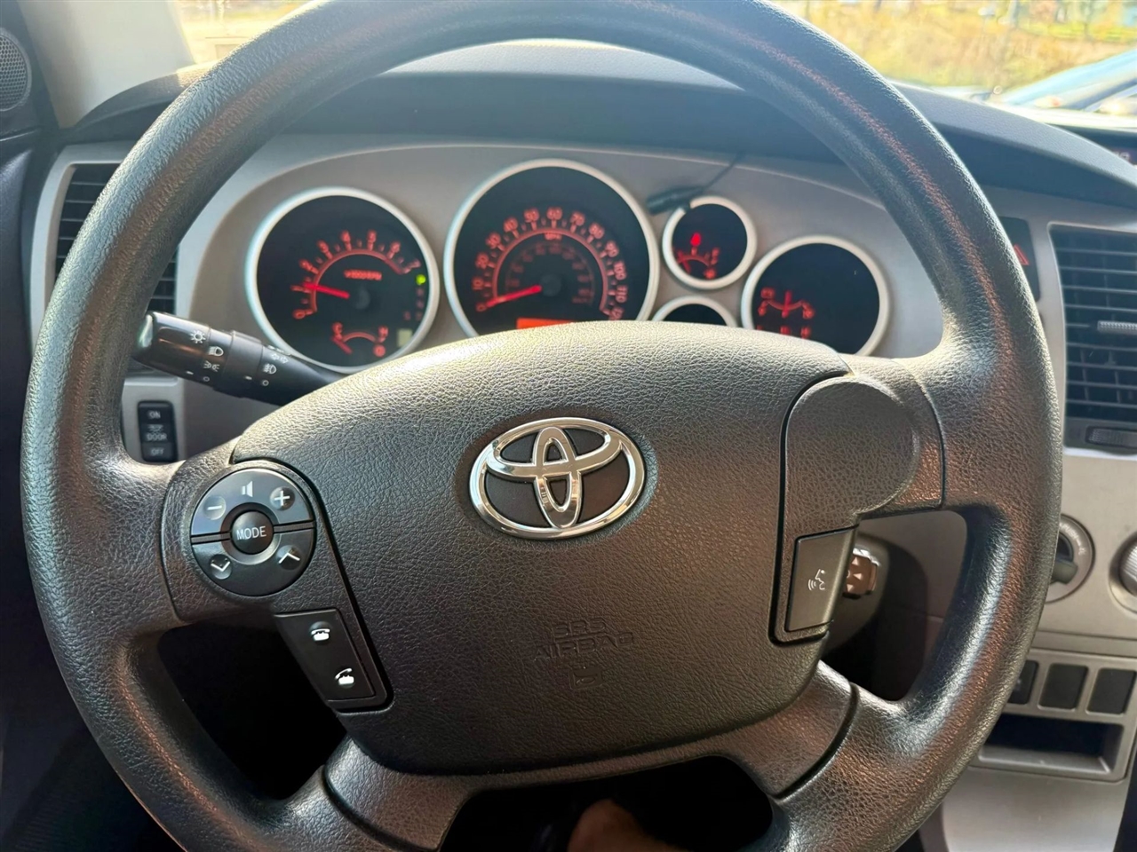 Toyota Tundra Tundra-Grade CrewMax 5.7L 4WD 2012