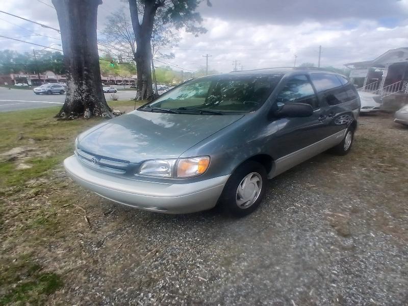 2000 Toyota Sienna LE 4-Door