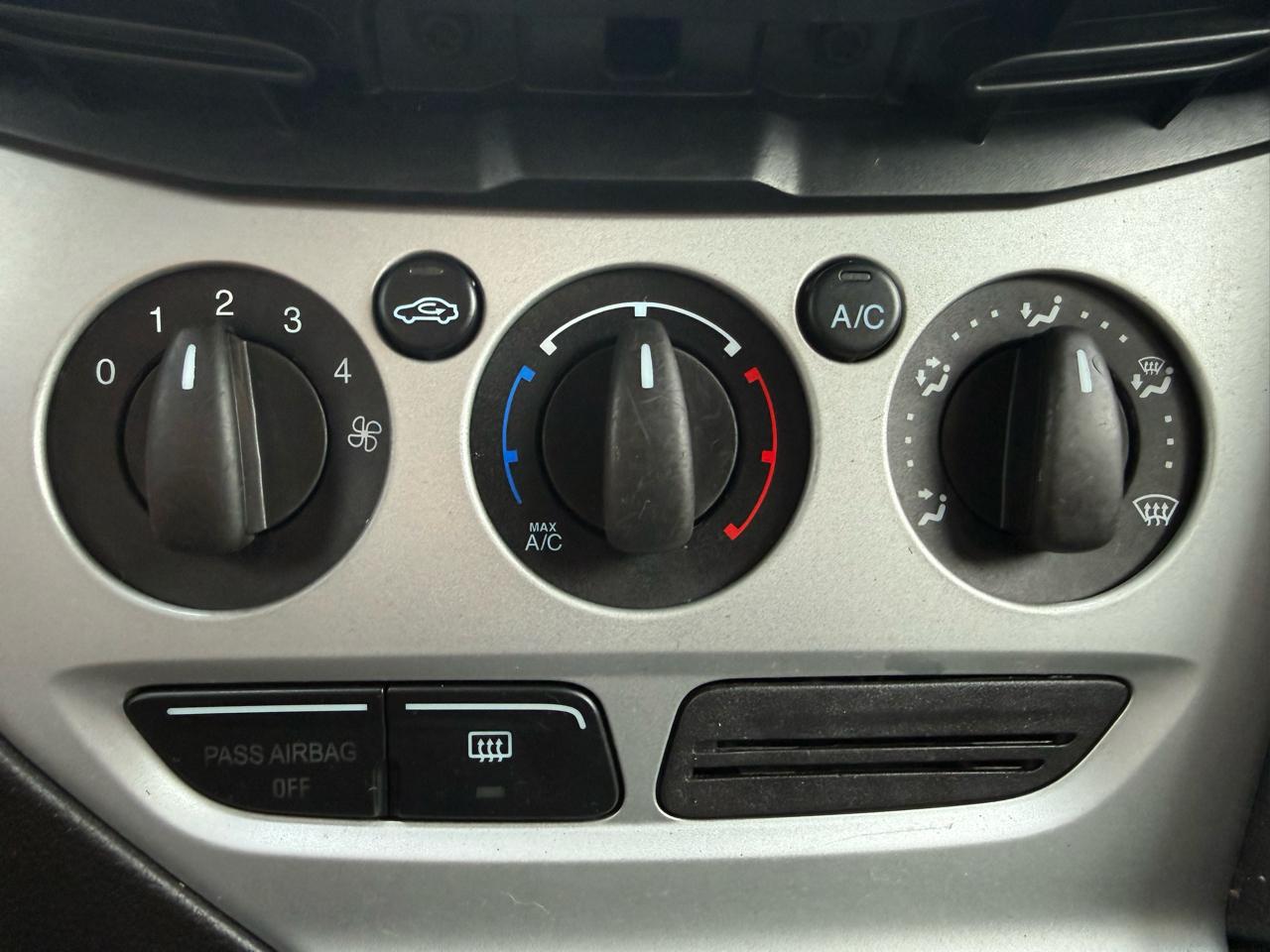 Ford Focus SE Sedan 2014