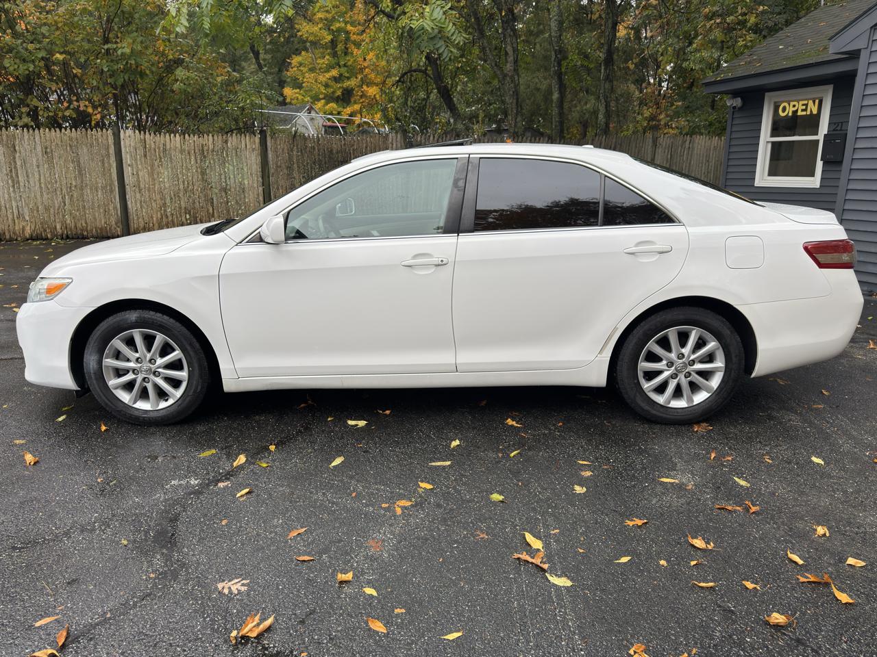 Toyota Camry XLE 6-Spd AT 2011