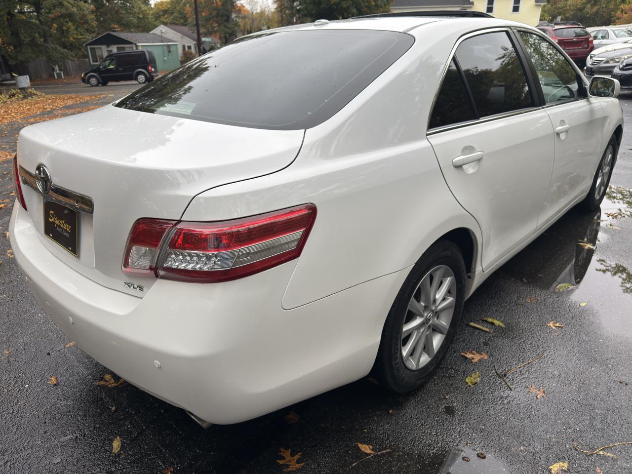 Toyota Camry XLE 6-Spd AT 2011