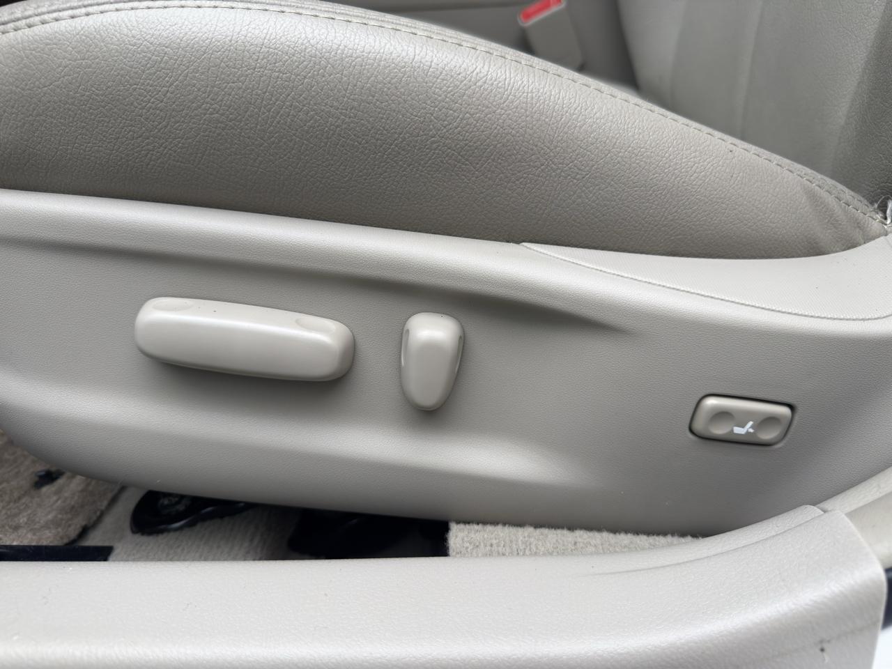 Toyota Camry XLE 6-Spd AT 2011