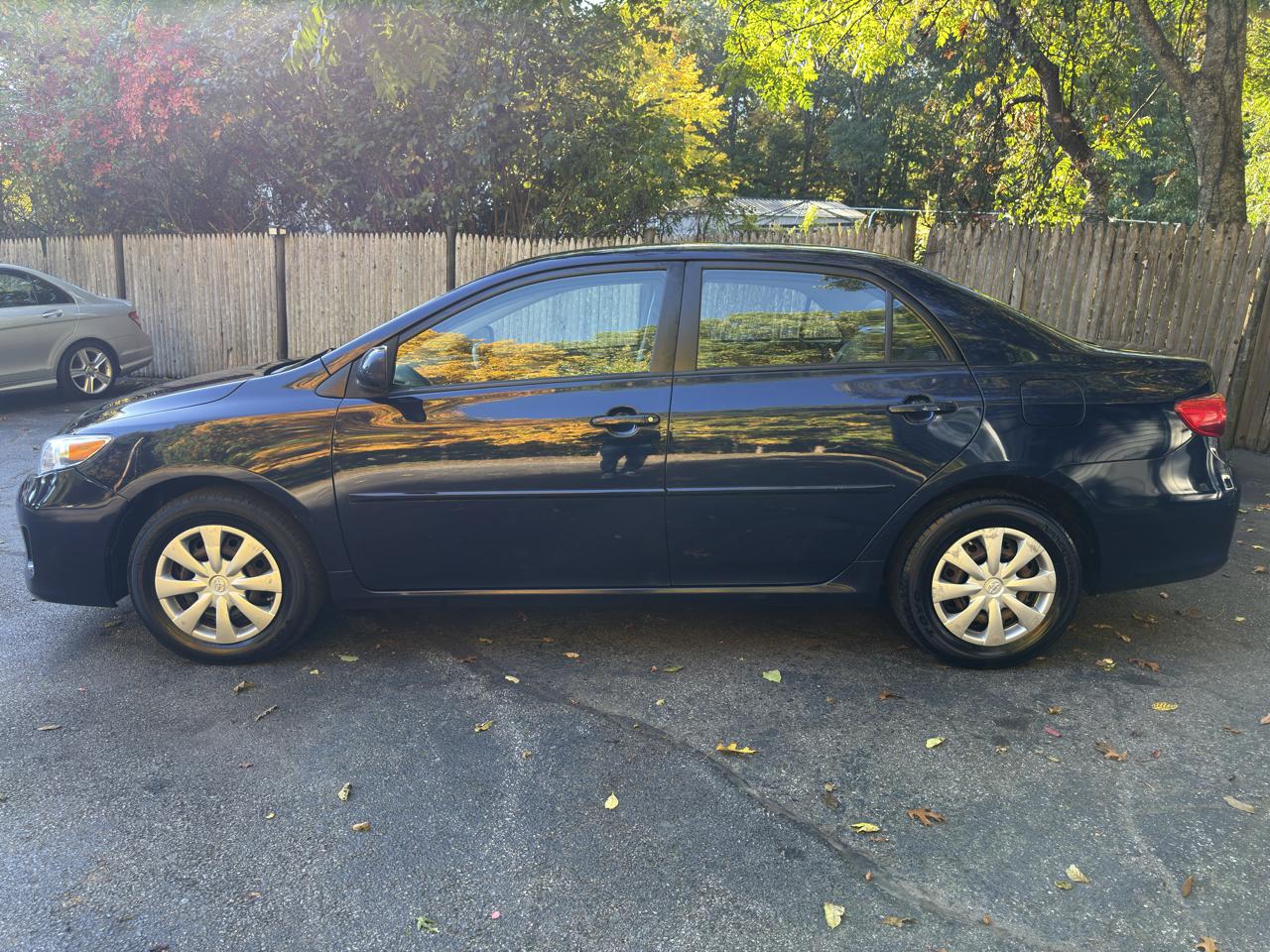 Toyota Corolla LE 4-Speed AT 2011
