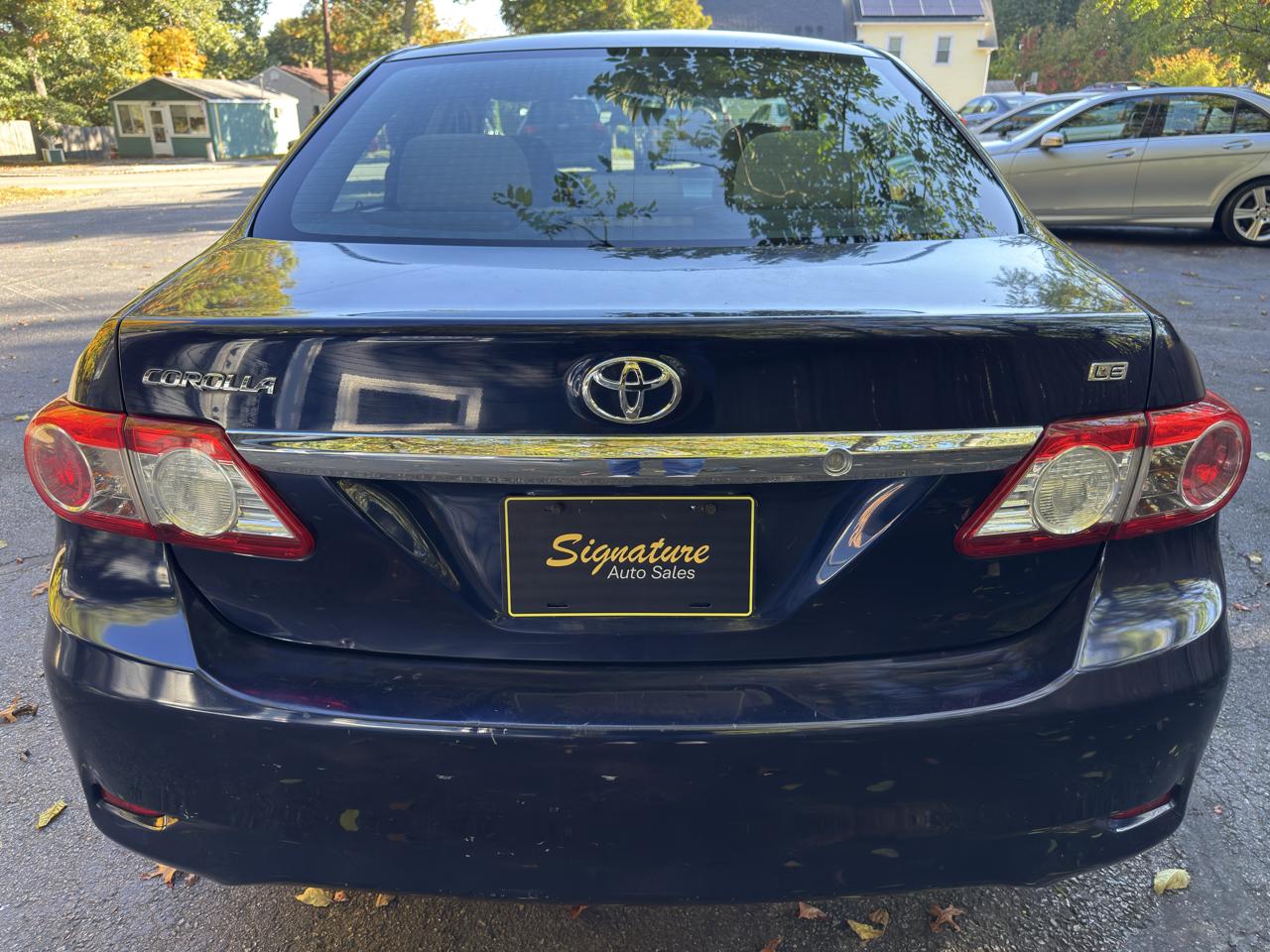 Toyota Corolla LE 4-Speed AT 2011