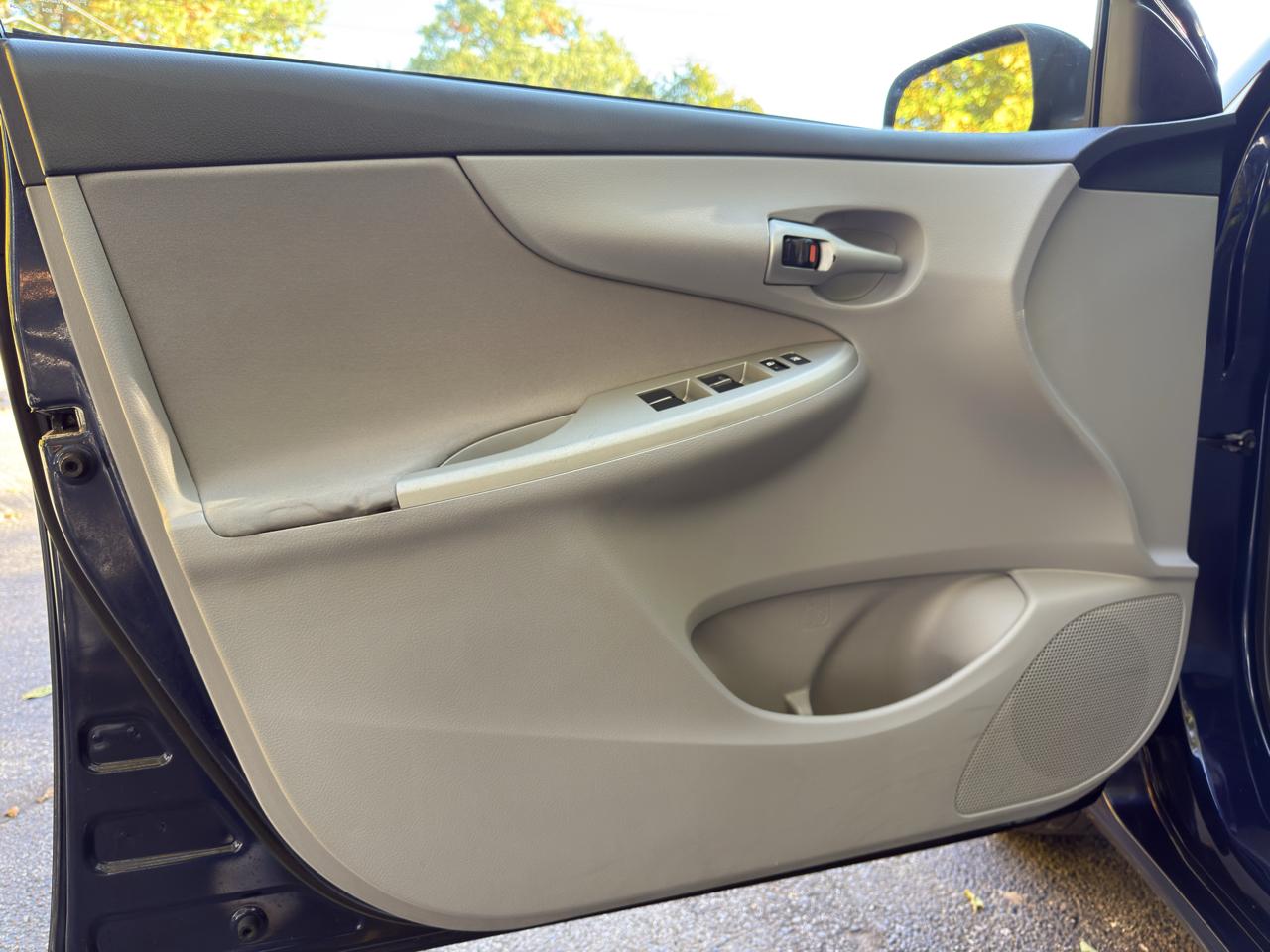 Toyota Corolla LE 4-Speed AT 2011