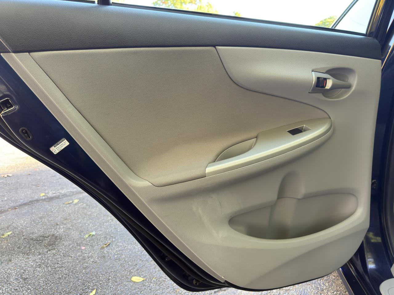 Toyota Corolla LE 4-Speed AT 2011