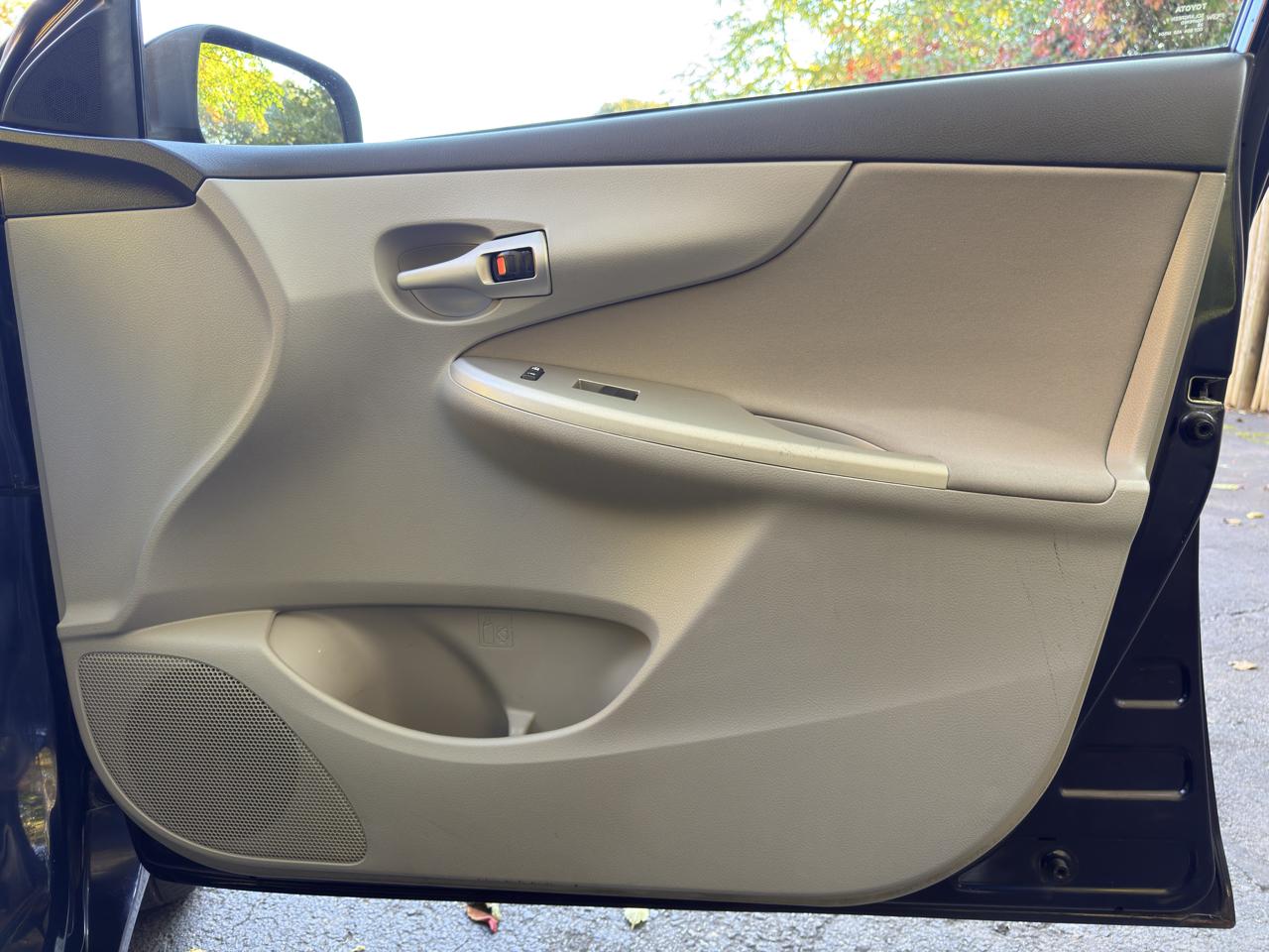 Toyota Corolla LE 4-Speed AT 2011