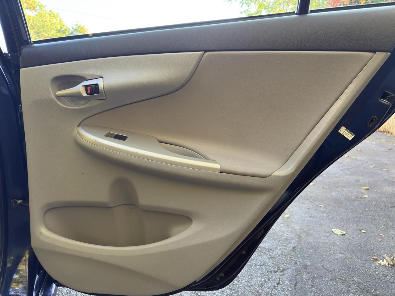 Toyota Corolla LE 4-Speed AT 2011
