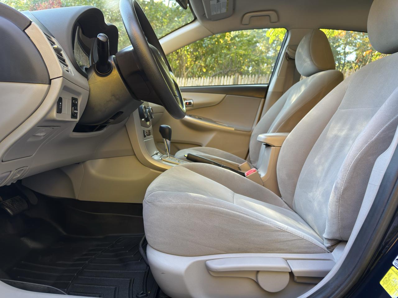 Toyota Corolla LE 4-Speed AT 2011