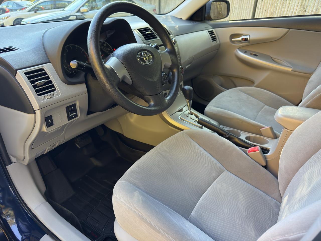 Toyota Corolla LE 4-Speed AT 2011