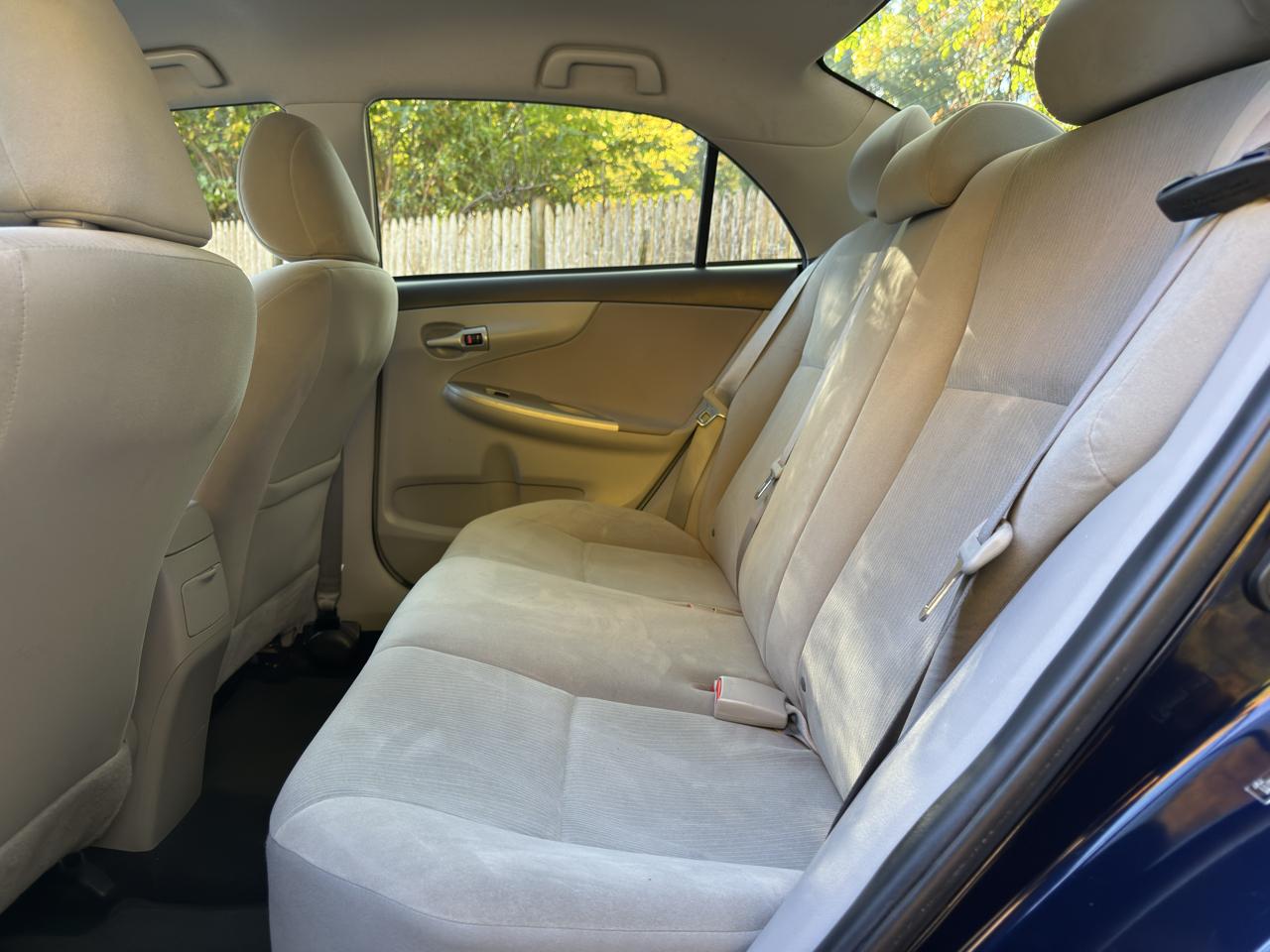 Toyota Corolla LE 4-Speed AT 2011