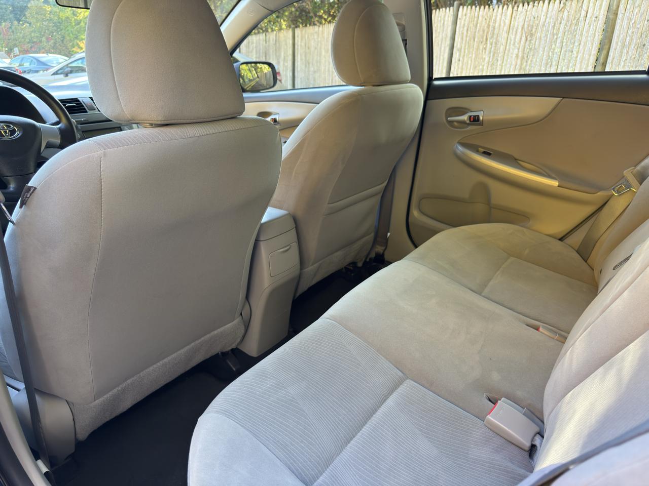 Toyota Corolla LE 4-Speed AT 2011