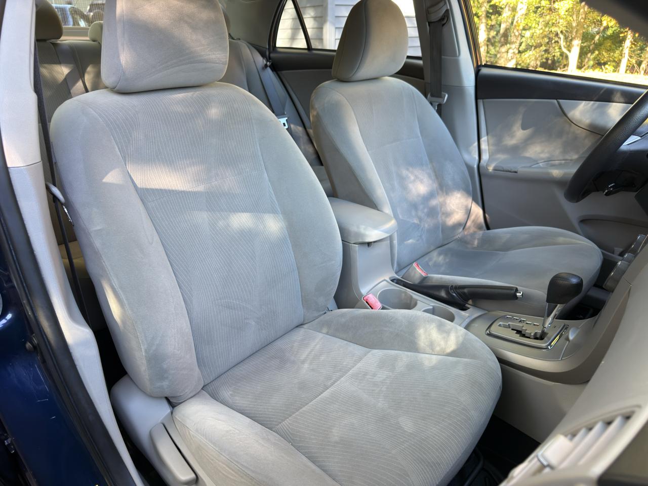 Toyota Corolla LE 4-Speed AT 2011