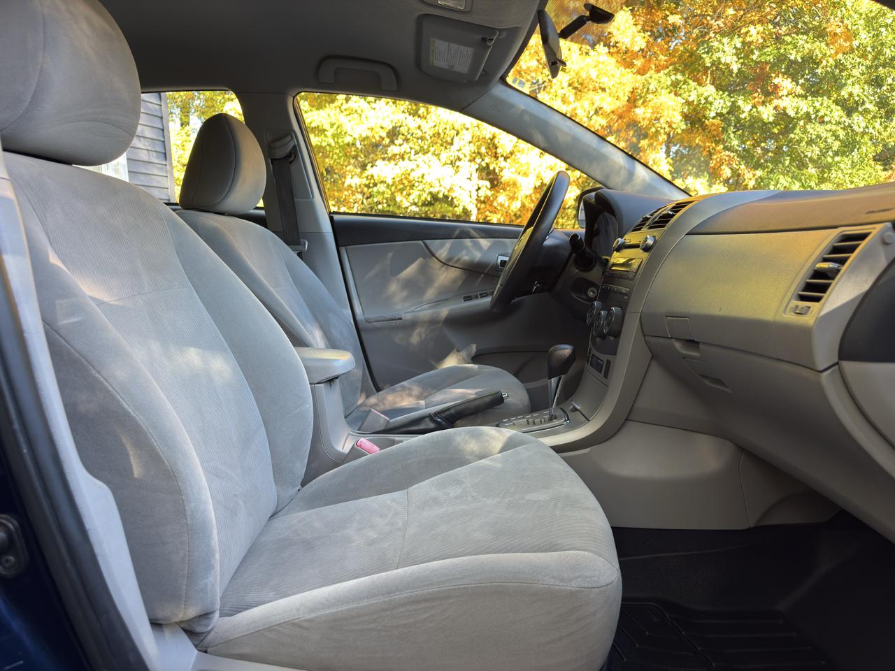 Toyota Corolla LE 4-Speed AT 2011