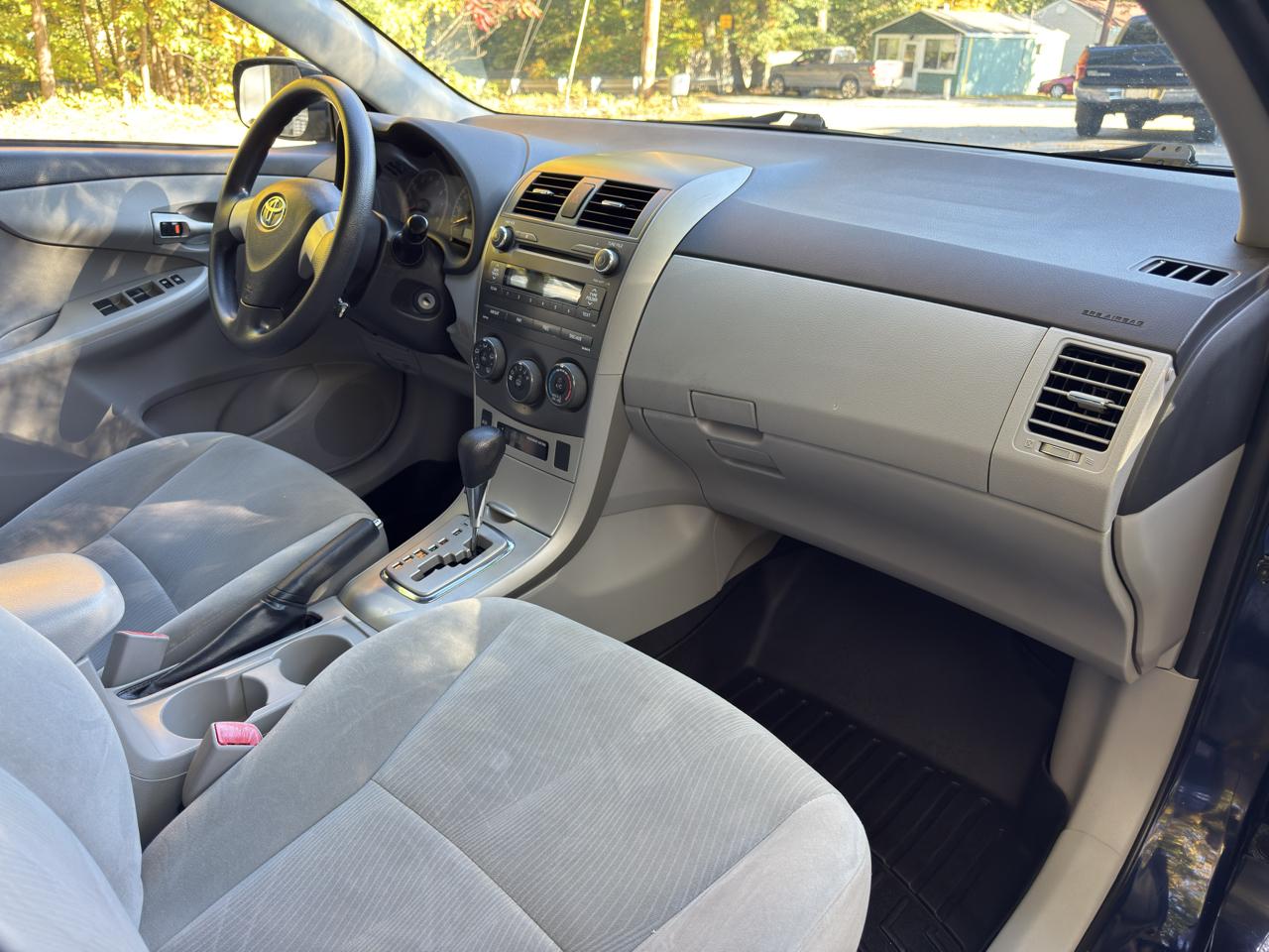 Toyota Corolla LE 4-Speed AT 2011