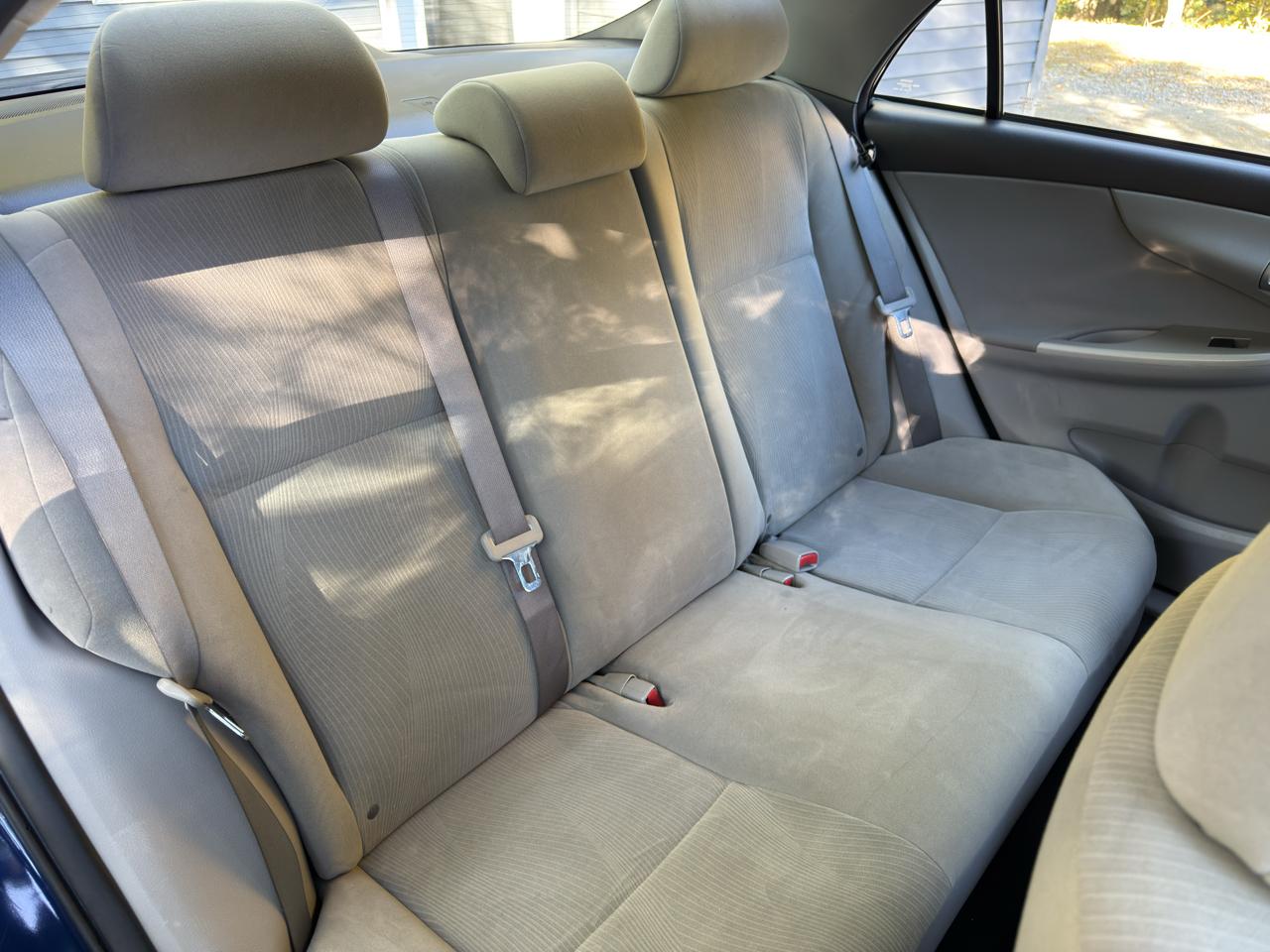 Toyota Corolla LE 4-Speed AT 2011