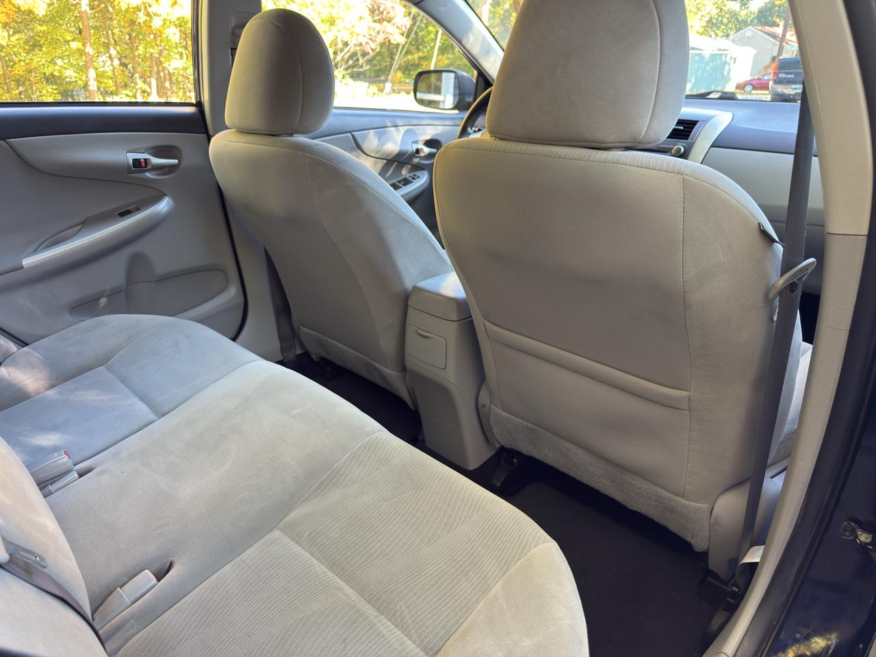Toyota Corolla LE 4-Speed AT 2011