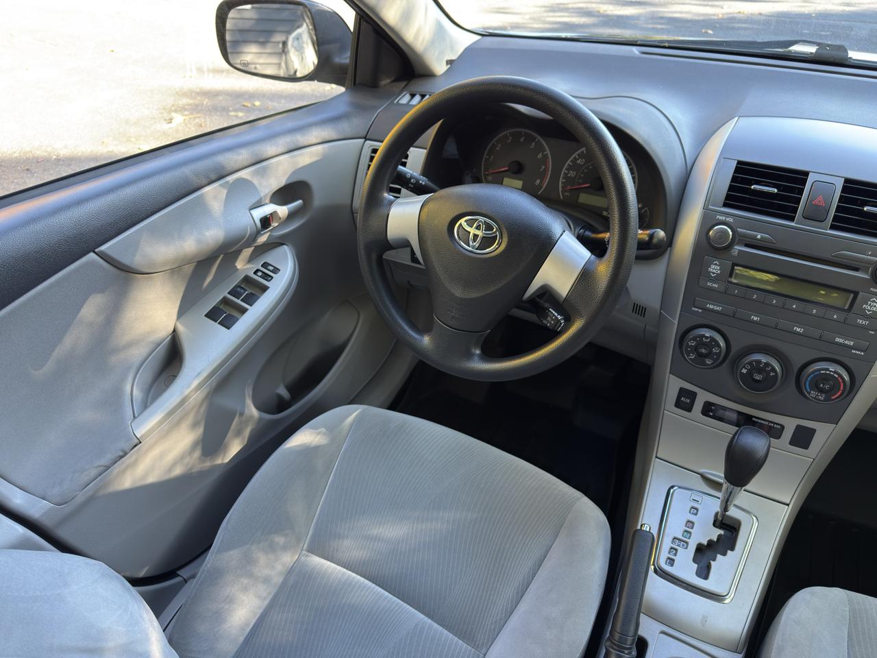 Toyota Corolla LE 4-Speed AT 2011