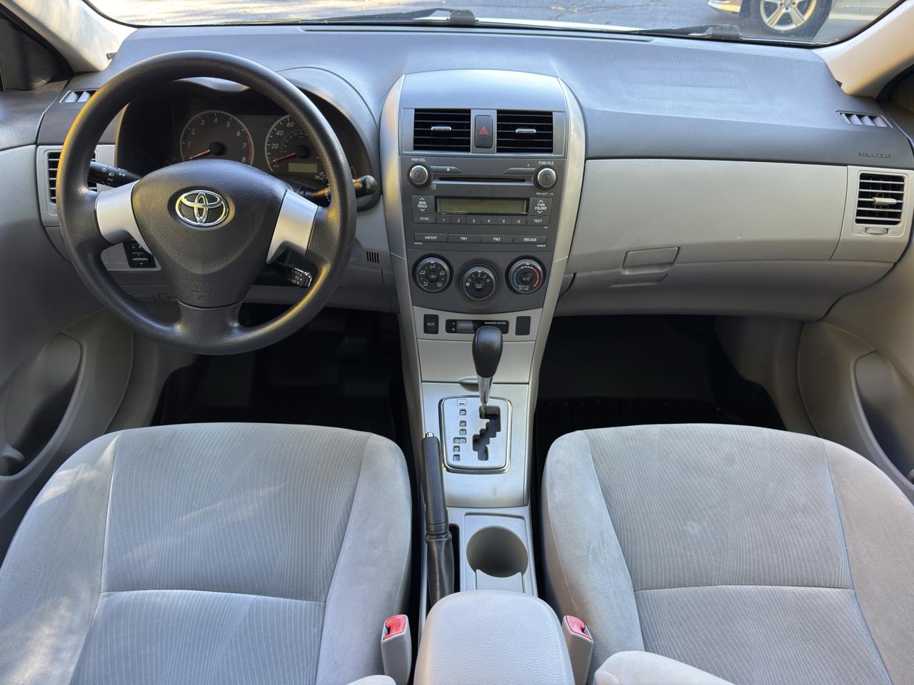 Toyota Corolla LE 4-Speed AT 2011