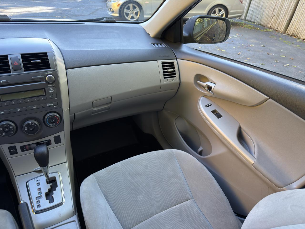 Toyota Corolla LE 4-Speed AT 2011