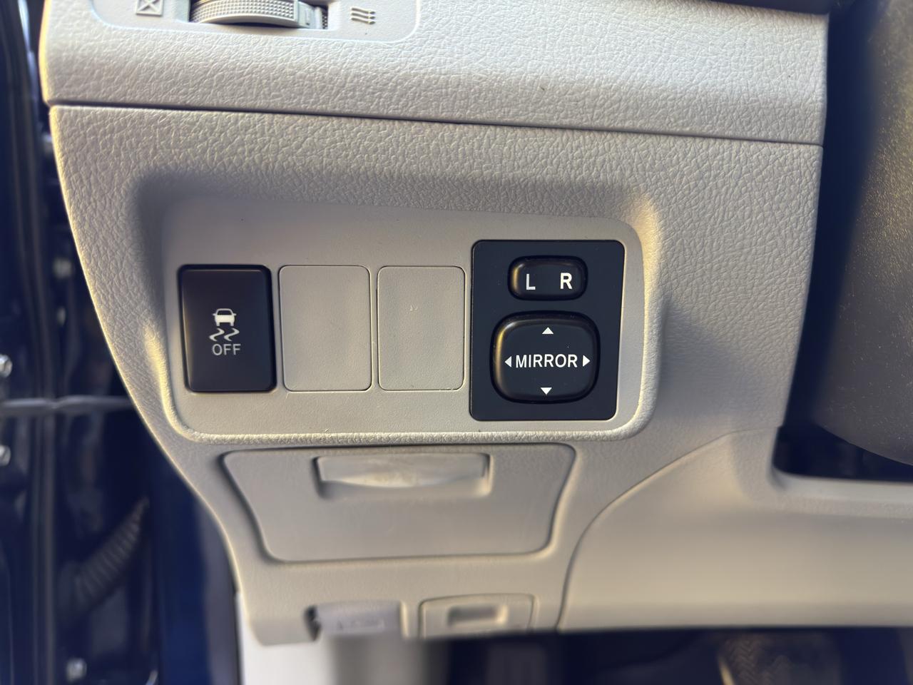 Toyota Corolla LE 4-Speed AT 2011