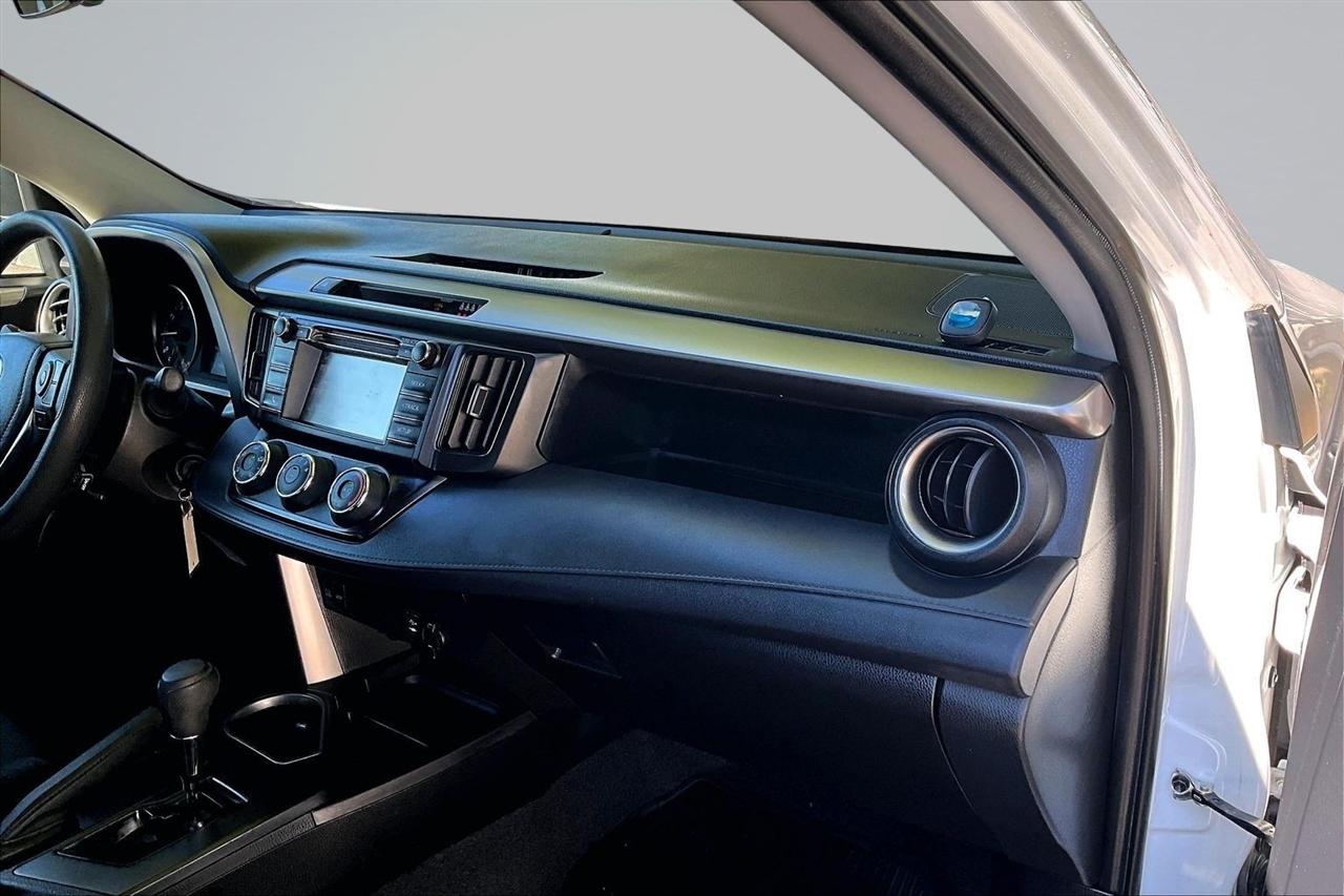 Toyota RAV4 LE AWD 2018