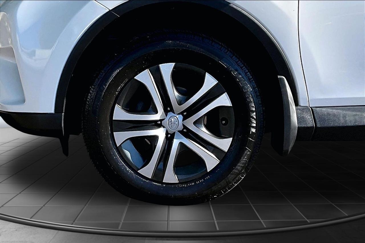 Toyota RAV4 LE AWD 2018