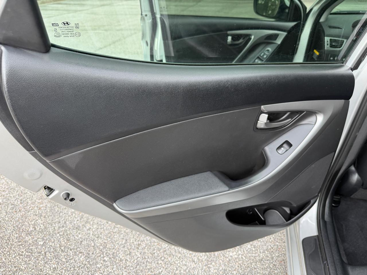 Hyundai Elantra SE 6AT 2015