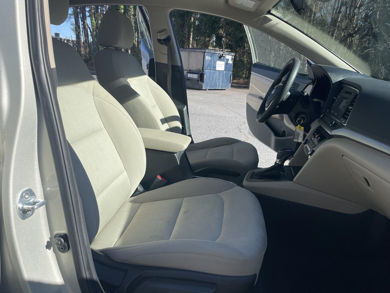 Hyundai Elantra SE 6AT 2018
