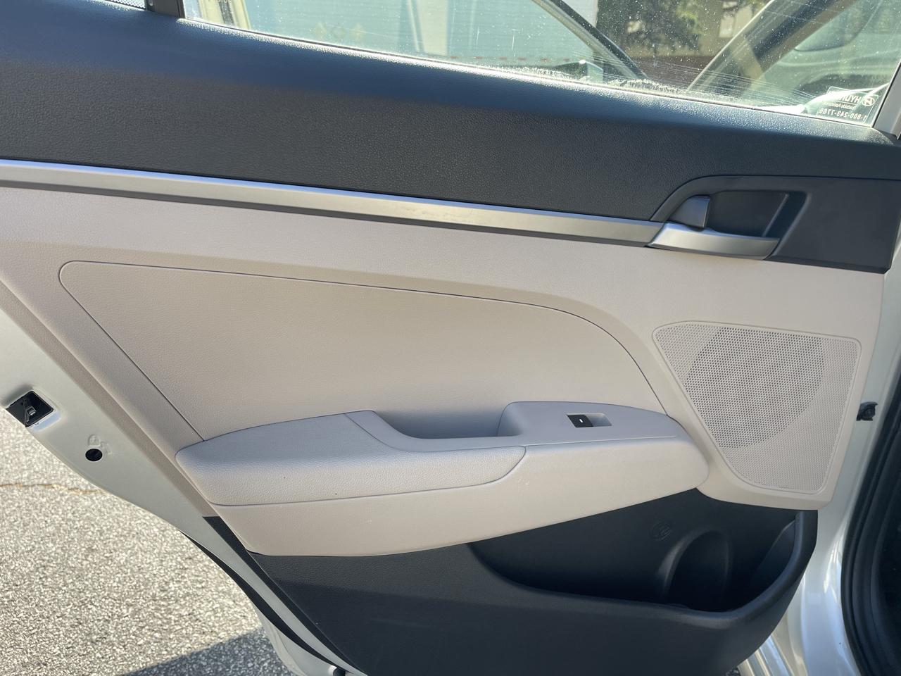 Hyundai Elantra SE 6AT 2018