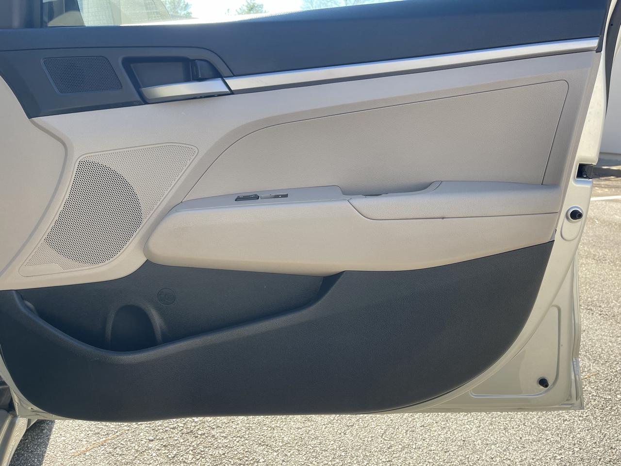 Hyundai Elantra SE 6AT 2018