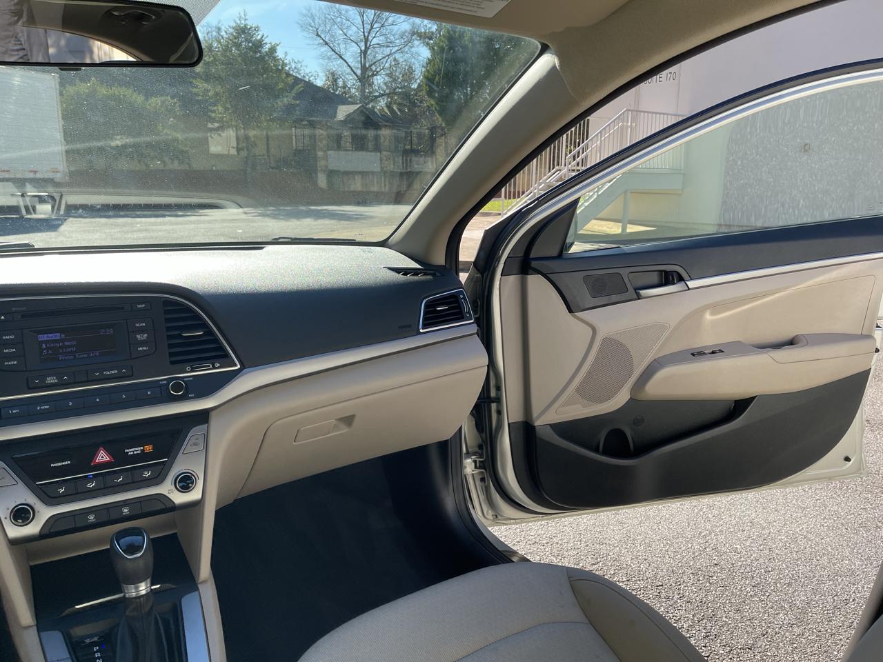 Hyundai Elantra SE 6AT 2018