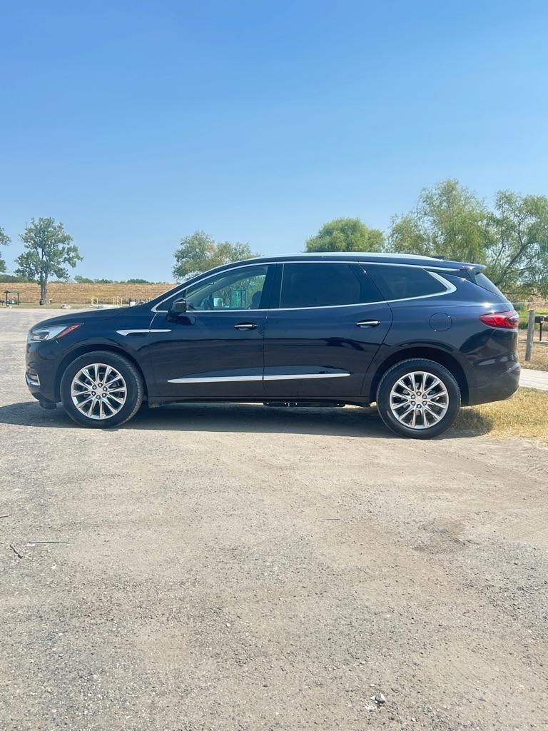 Buick Enclave photo 2