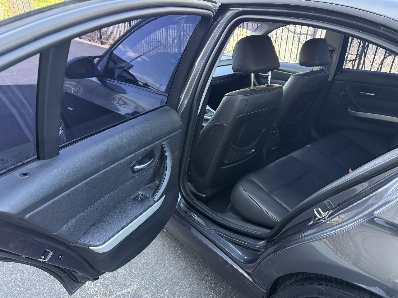 BMW 3-Series 330i Sedan 2006